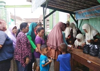 Ringankan Beban Hidup Tetangga, MTs Al-Islam Berbagi Sembako