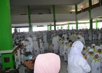 ANAK-ANAK RAUDHATUL ATFHAL SEMANGAT MEMPERAGAKAN MANASIK