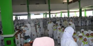 ANAK-ANAK RAUDHATUL ATFHAL SEMANGAT MEMPERAGAKAN MANASIK