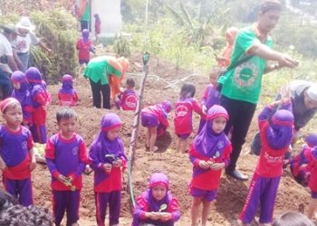 Hilangkan Jenuh, Adakan Outing Class Dengan Bertanam