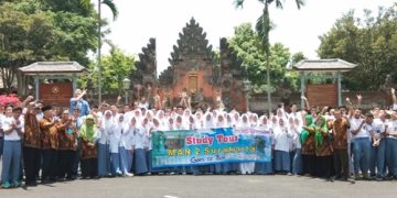 MAN  2 Surakarta Berkunjung Ke Istana Tampaksiring Disambut  Bak Tamu Negara