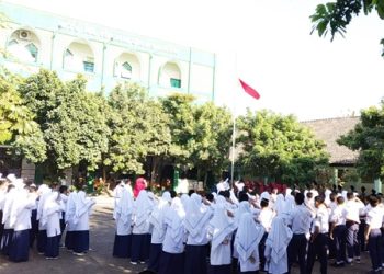 Melatih Kedisiplinan Siswa, MTs Al Islam Jamsaren Gelar Upacara HUT RI Ke-74