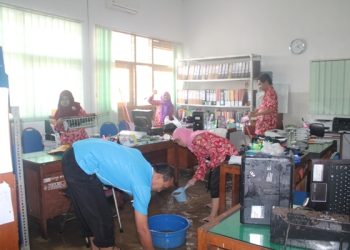 BANJIR BANDANG SOLO MELUMPUHKAN PELAYANAN KANTOR KEMENTERIAN AGAMA KOTA SURAKARTA