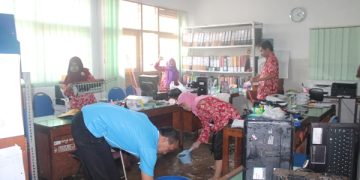 BANJIR BANDANG SOLO MELUMPUHKAN PELAYANAN KANTOR KEMENTERIAN AGAMA KOTA SURAKARTA