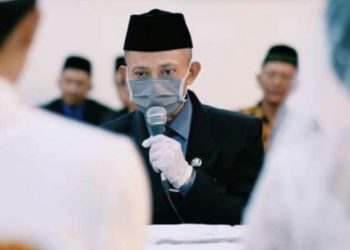 Penghulu Kota Surakarta laksanakan tugas pernikahan dengan Alat Pelindung Diri