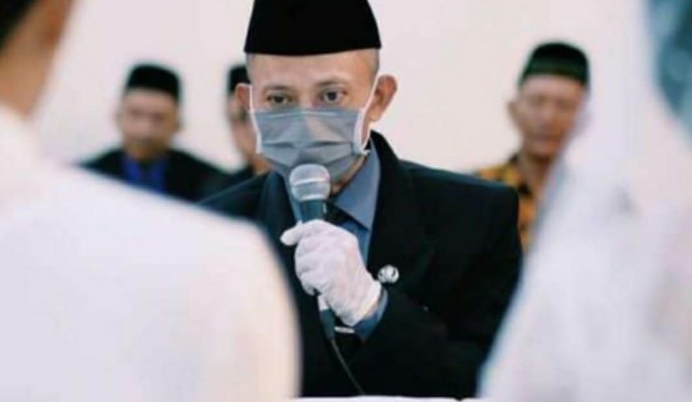 Penghulu Kota Surakarta laksanakan tugas pernikahan dengan Alat Pelindung Diri