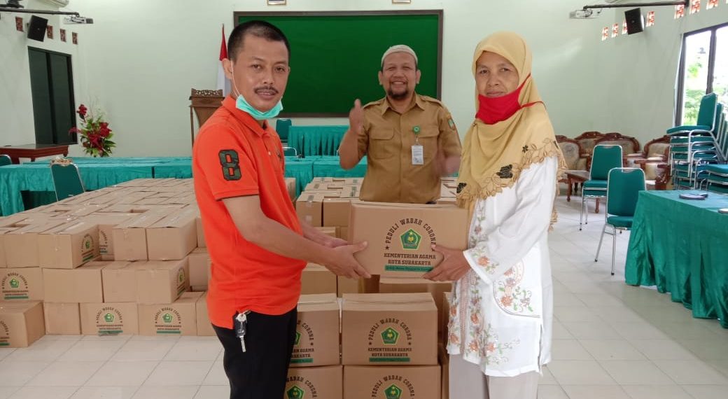 Peduli Dampak Corona (covid-19) Kemenag Surakarta salurkan Paket Sembako