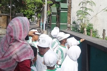 Kenalkan Lingkungan Sekitar, RA Perwanida 2 Ajak Murid Belajar di Luar Kelas