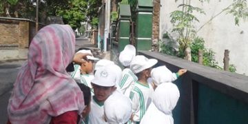 Kenalkan Lingkungan Sekitar, RA Perwanida 2 Ajak Murid Belajar di Luar Kelas