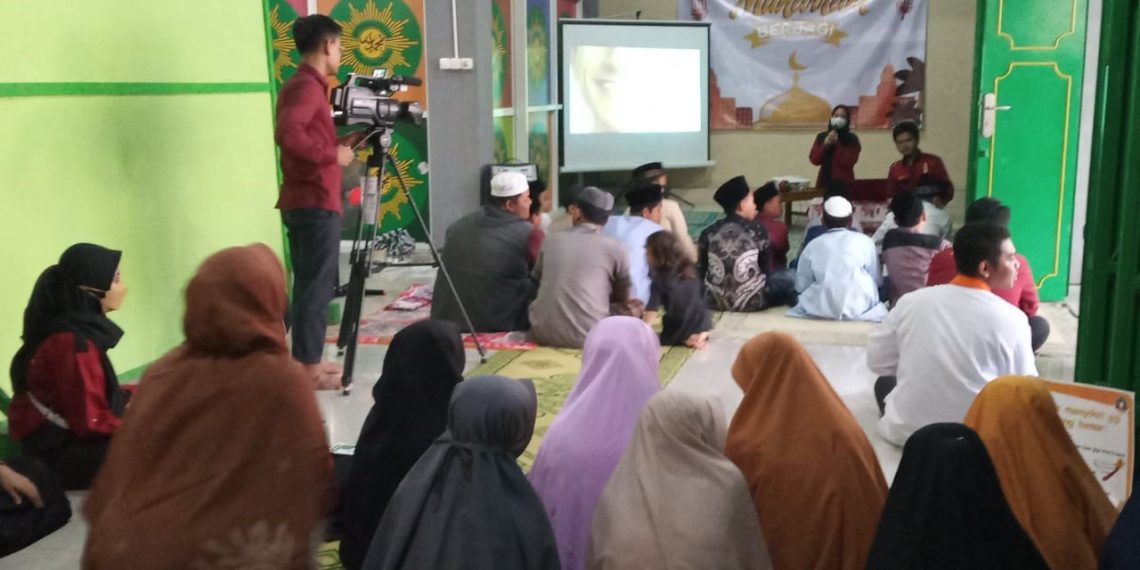 Santri Trenmu KH Ahmad Dahlan Ikuti Acara Muharram Berbagi yang diadakan Lazismu