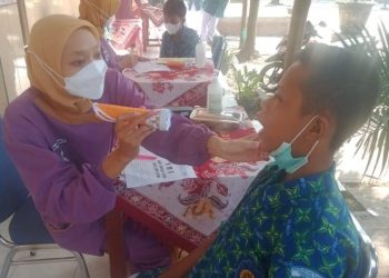 Kegiatan Screening Kesehatan Anak Sekolah bersama Puskesmas Purwodiningratan di MTs Muhammadiyah Surakarta