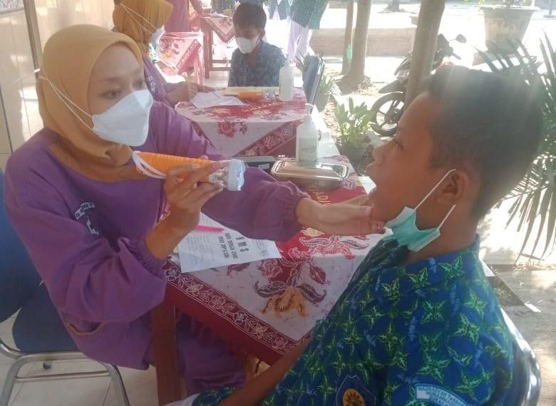Kegiatan Screening Kesehatan Anak Sekolah bersama Puskesmas Purwodiningratan di MTs Muhammadiyah Surakarta