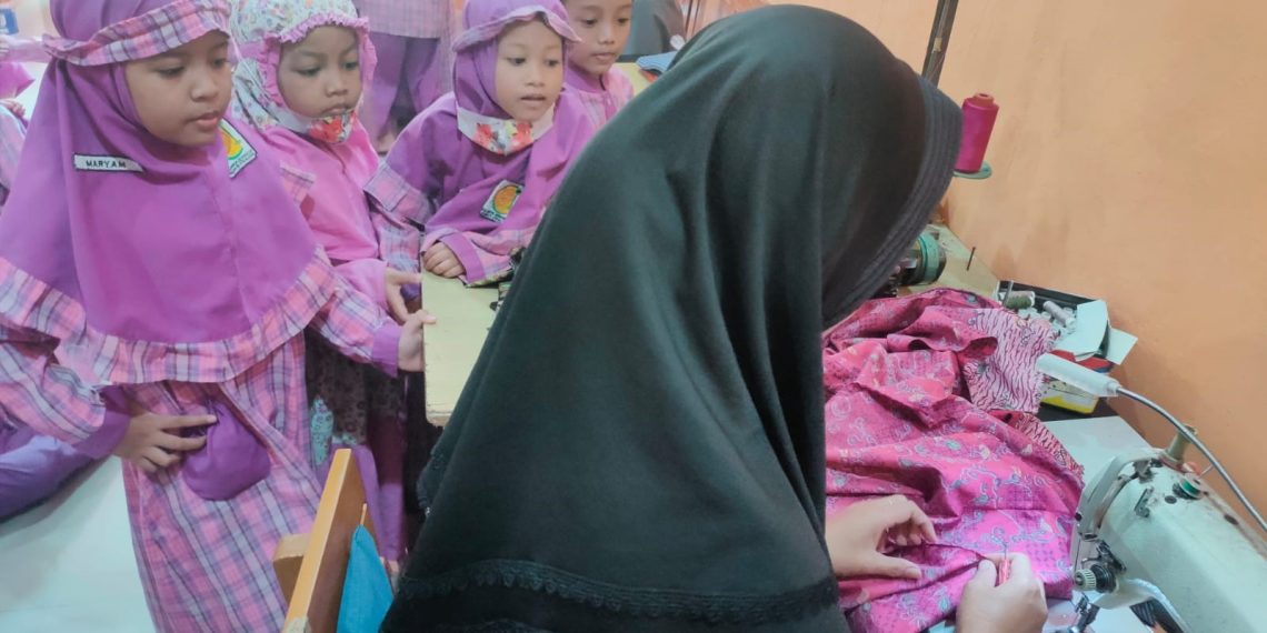 RA PALMA kenalkan siswa/i ketrampilan menjahit