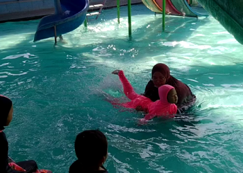 RA Palma Mengenalkan Olahraga Berenang Sejak Dini