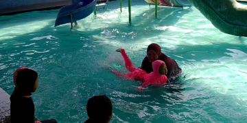 RA Palma Mengenalkan Olahraga Berenang Sejak Dini