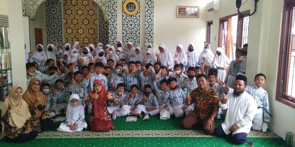 Tingkatkan Birrul Walidain MTs Muhammadiyah Gelar ESQ di SD Muhammadiyah 6 Surakarta