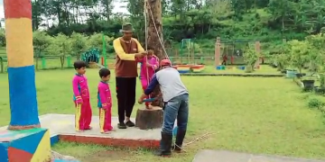 MELATIH KEBERANIAN DAN KEMANDIRIAN SISWA KB & RA PALMA DENGAN OUTBOND KE AGROWISATA AMANAH FARM KARANGANYAR