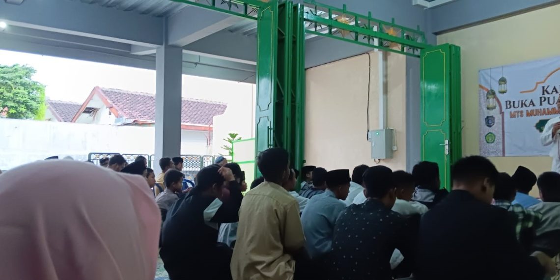 Kajian, Buka Bersama dan Berbagi Takjil Ramadhan MTS Muhammadiyah Surakarta