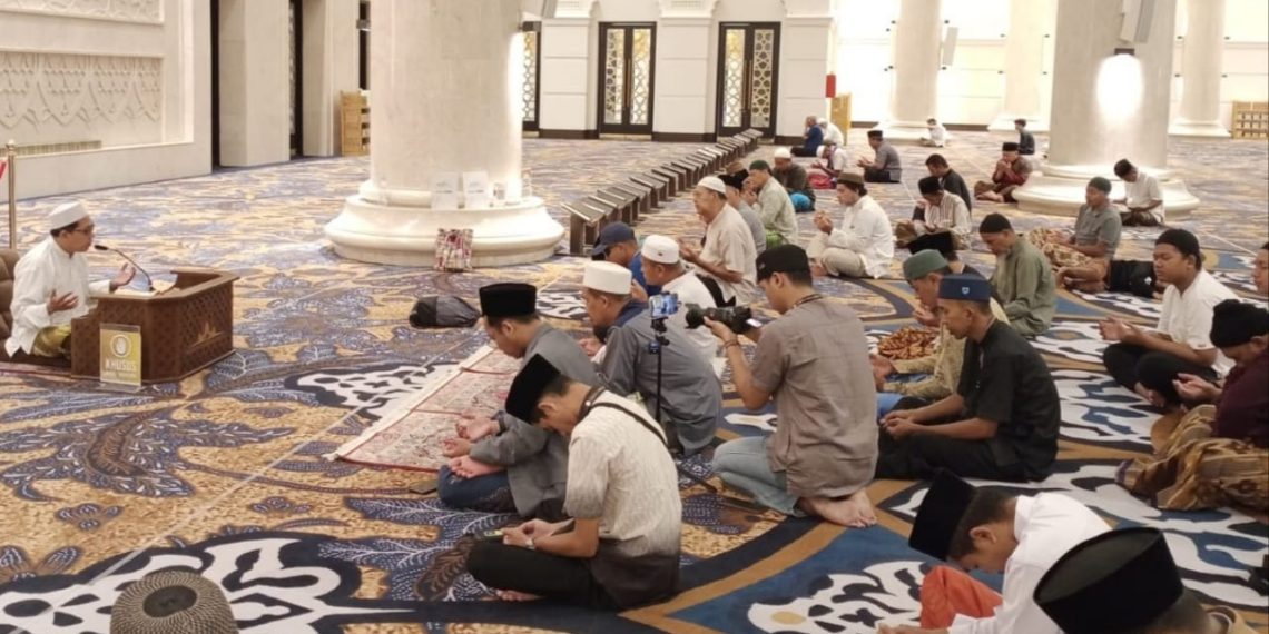Penyuluh Agama Islam menyampaikan Kultum Qur’an di Masjid Zayyed Solo