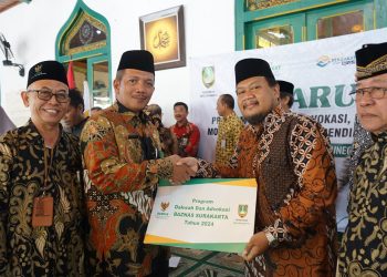 Hidayat Maskur Serahkan Bantuan Program Tasaruf BAZNAS Kota Surakarta Bidang Ekonomi Produktif, Advokasi dan Dakwah, Hingga Kemanusiaan