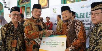Hidayat Maskur Serahkan Bantuan Program Tasaruf BAZNAS Kota Surakarta Bidang Ekonomi Produktif, Advokasi dan Dakwah, Hingga Kemanusiaan