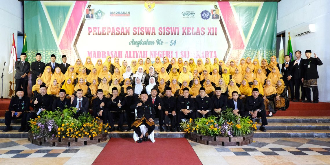 Terbangkan Ratusan Pesawat Kertas, MAN 1 Surakarta Rayakan Pelepasan Angkatan ke-54