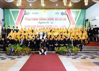 Terbangkan Ratusan Pesawat Kertas, MAN 1 Surakarta Rayakan Pelepasan Angkatan ke-54
