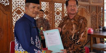 Awali Pagi Dengan Prestasi, Hidayat Maskur Awali Agenda Kamis dengan Penyerahan Rekom PBG Dua Rumah Ibadah di Kelurahan Mojo, Solo