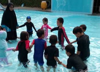 Siswa RA Palma Surakarta Semangat Mengikuti Renang di Waterplay Klodran