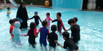 Siswa RA Palma Surakarta Semangat Mengikuti Renang di Waterplay Klodran