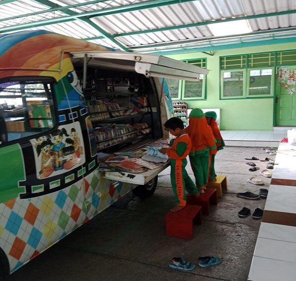 Membudayakan Cinta Buku Sejak Dini, RA Nurul Huda Surakarta Dorong Literasi Siswa dengan Kegiatan “Buku Menjadi Temanku”
