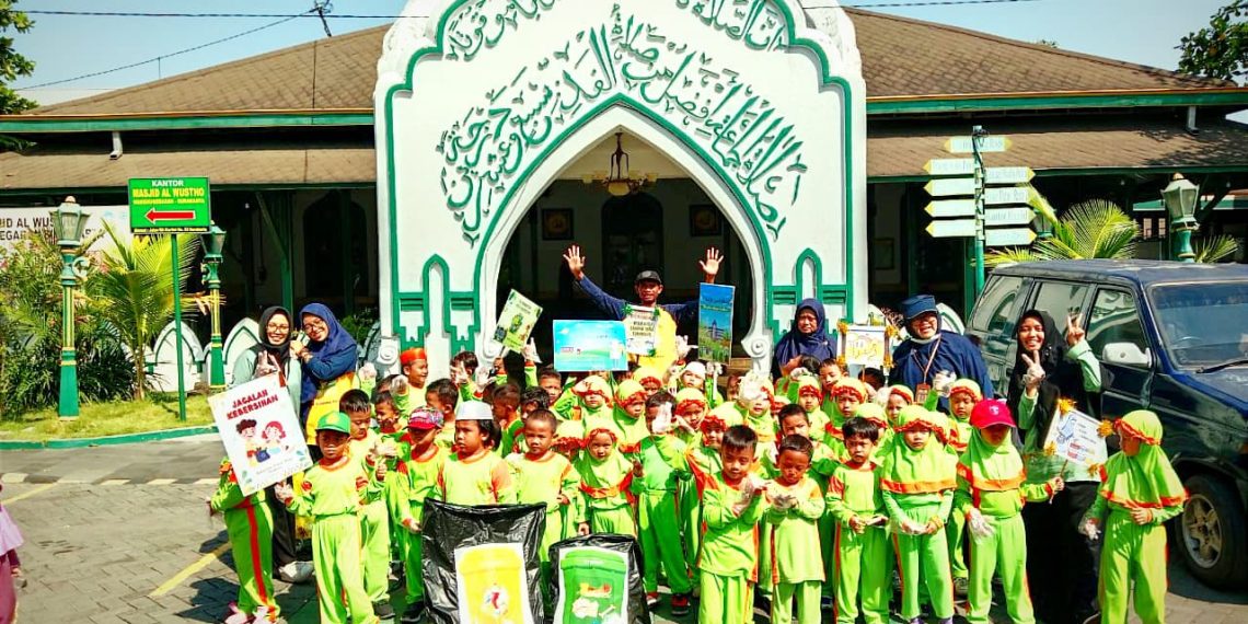 World Clean Up Day bersama RA Perwanida