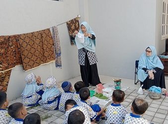 Peringati Hari Batik, RA Nurul Huda “Bangga Berbatik” Melalui Pembelajaran Kreatif Batik Ecoprint dan Batik Jumputan