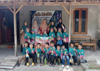 Eksplorasi Sumber Daya di Lingkungan Sekolah, RA Nurul Huda Surakarta Outing Class ke Rumah Jahit Aqila Modiste