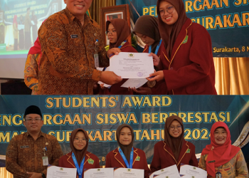 Melalui Analogi Dua Pohon Jati, Ahmad Ulin Motivasi Ratusan Siswa Berprestasi MAN 2 Surakarta