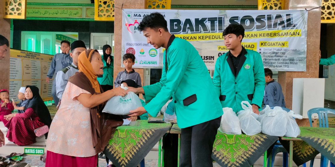 Bakti Sosial MA AL-ISLAM JAMSAREN SURAKARTA: Tebarkan Kepedulian Ciptakan Kebersamaan