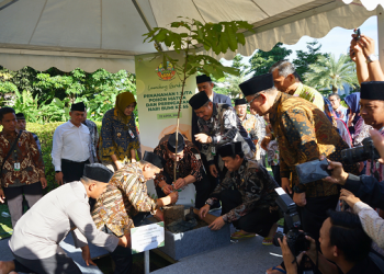 Ecotheology dalam Aksi, Wagub dan Kakanwil Kemenag Jateng Tanam Pohon Matoa di Masjid Zayed