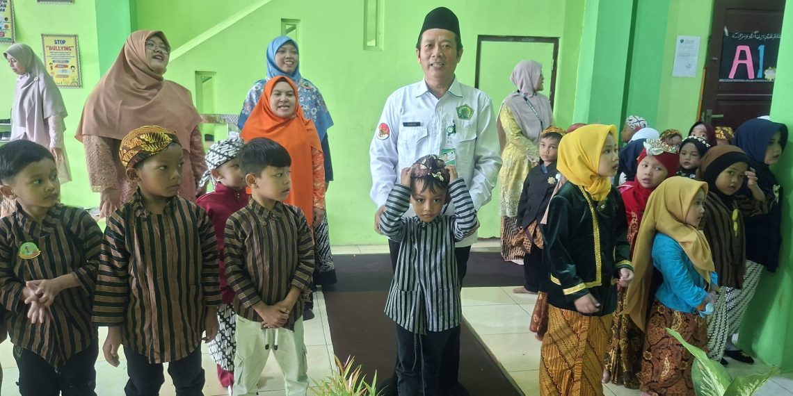 Semangat Kartini Hidup di RA Al Islam 3 Gebang, Pengawas RA Tekankan Pentingnya Kolaborasi Orang Tua-Anak