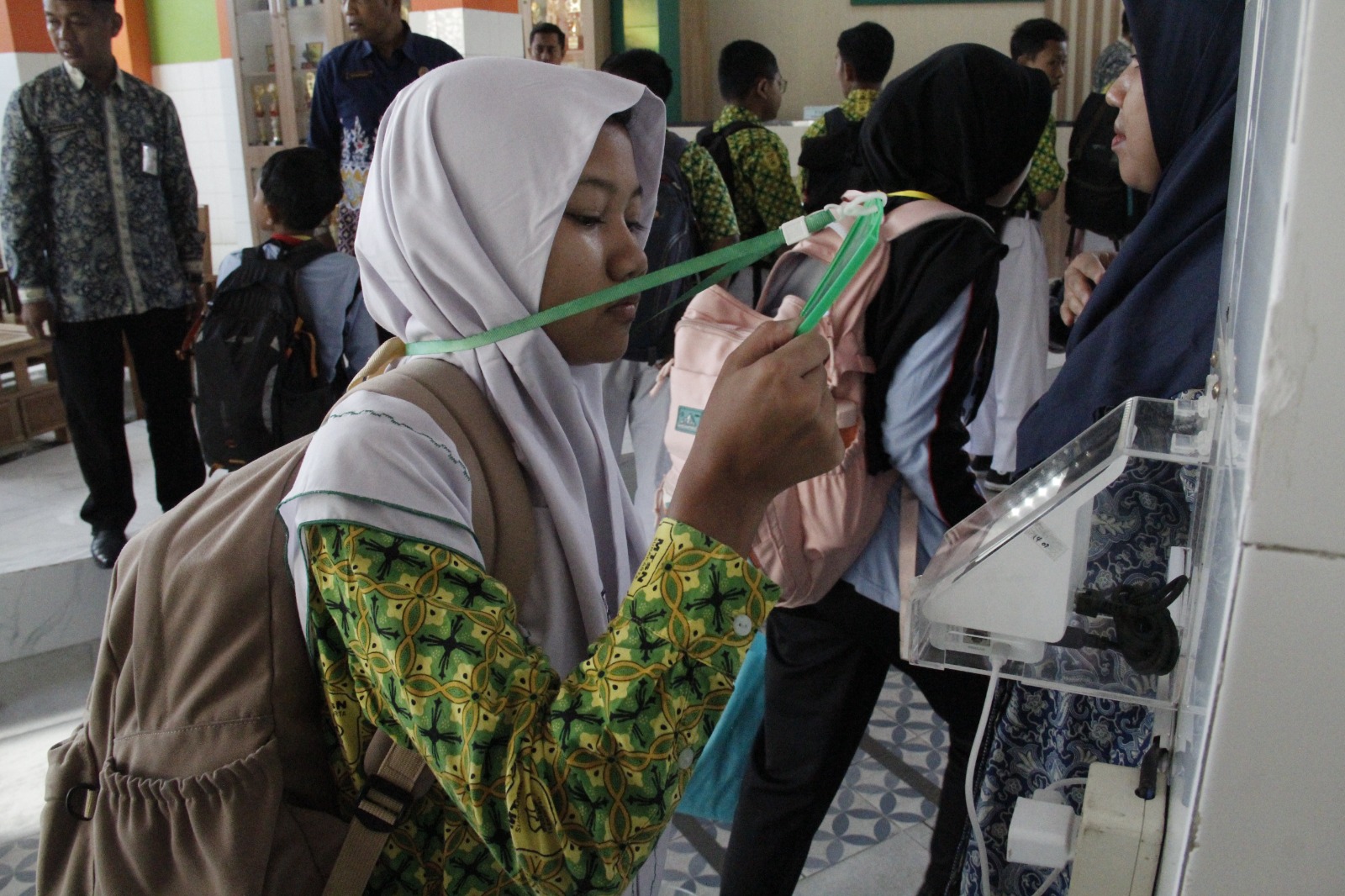 Langkah Maju MTsN Surakarta 1 dalam Digitalisasi Pendidikan: Presensi  Online dengan QR Code untuk Kehadiran Siswa