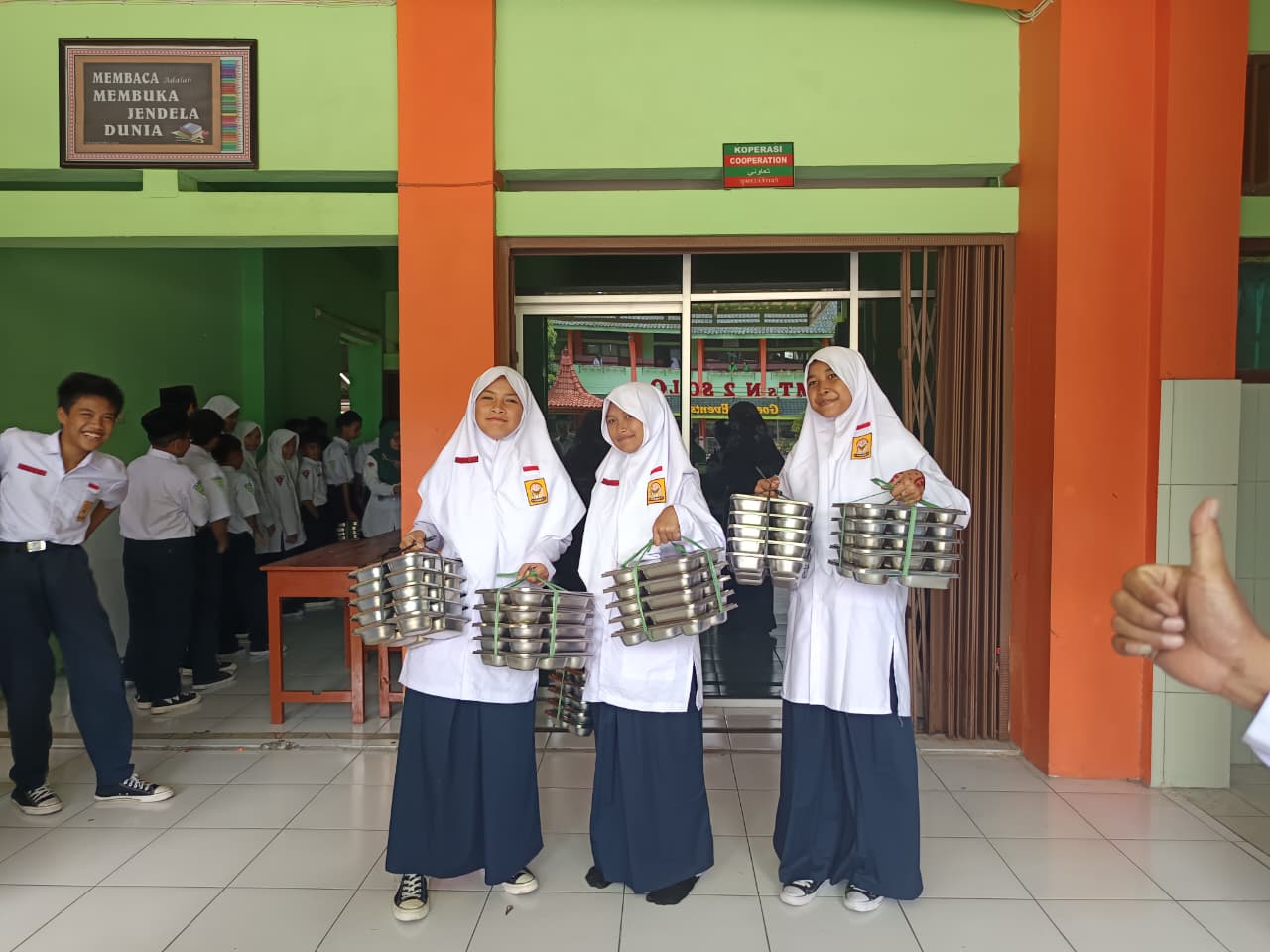 MTs Negeri 2 Surakarta Gelar Perdana Program Makan Bergizi Gratis: Siswa Antusias, Belajar Makin Semangat