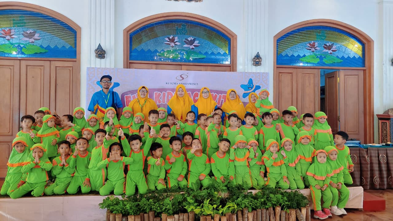 Outing Class Seru: Anak RA Perwanida Hiasi Burger di Hotel Bintang Lima