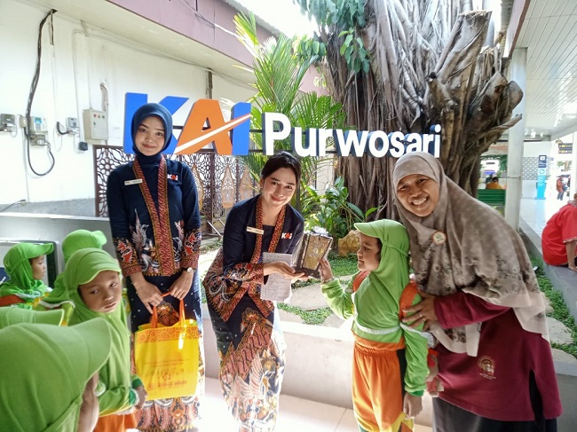 Outing Kids Miftahul Jannah, “Mengenal Profesi Masinis Bersama KA Batara Kresna”
