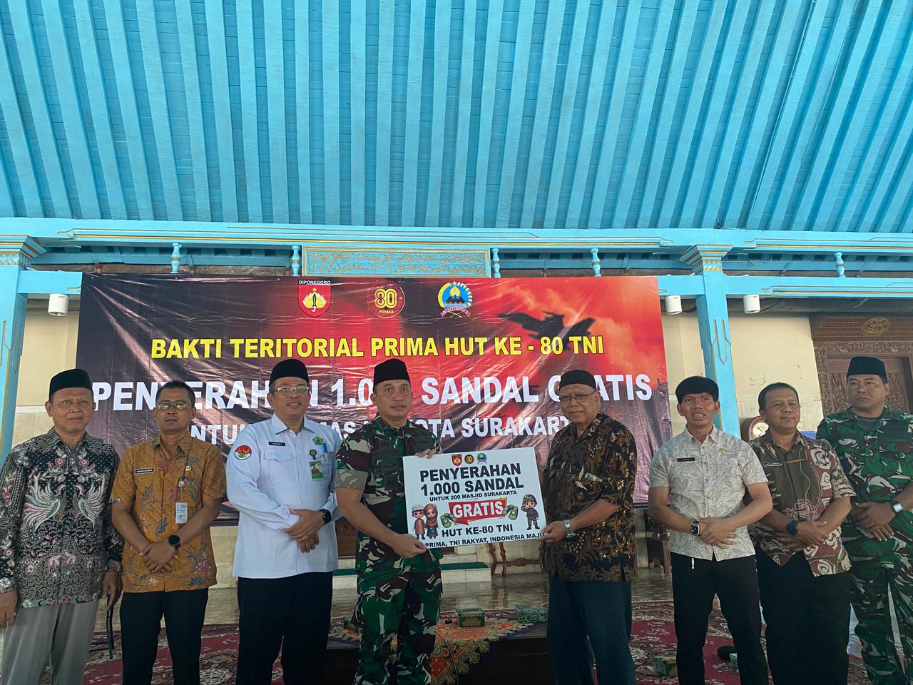 Kemenag Surakarta Dukung Kodim 0735 Surakarta dalam Penyerahan 1000 Pasang Sandal untuk Masjid Se Kota Surakarta