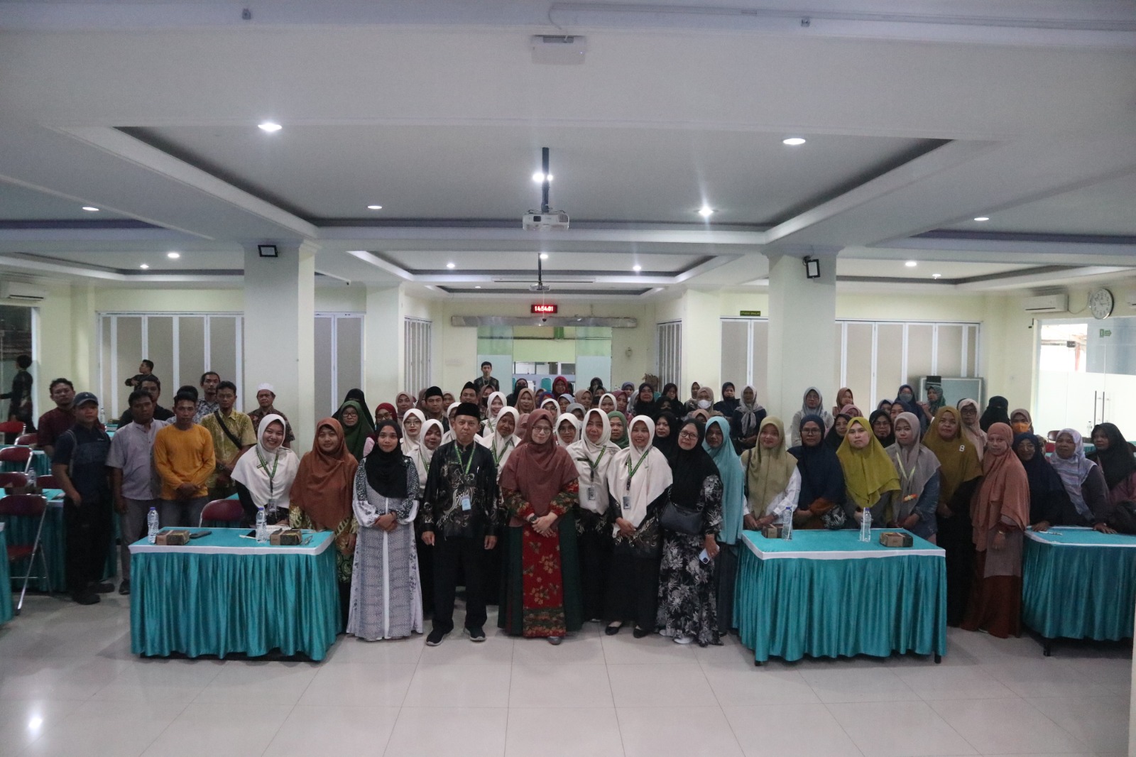 Membangun Ukhwah Guru dan Wali Murid MTs SA Al Islam Jamsaren Melalui Seminar Parenting dan Psikologi Anak