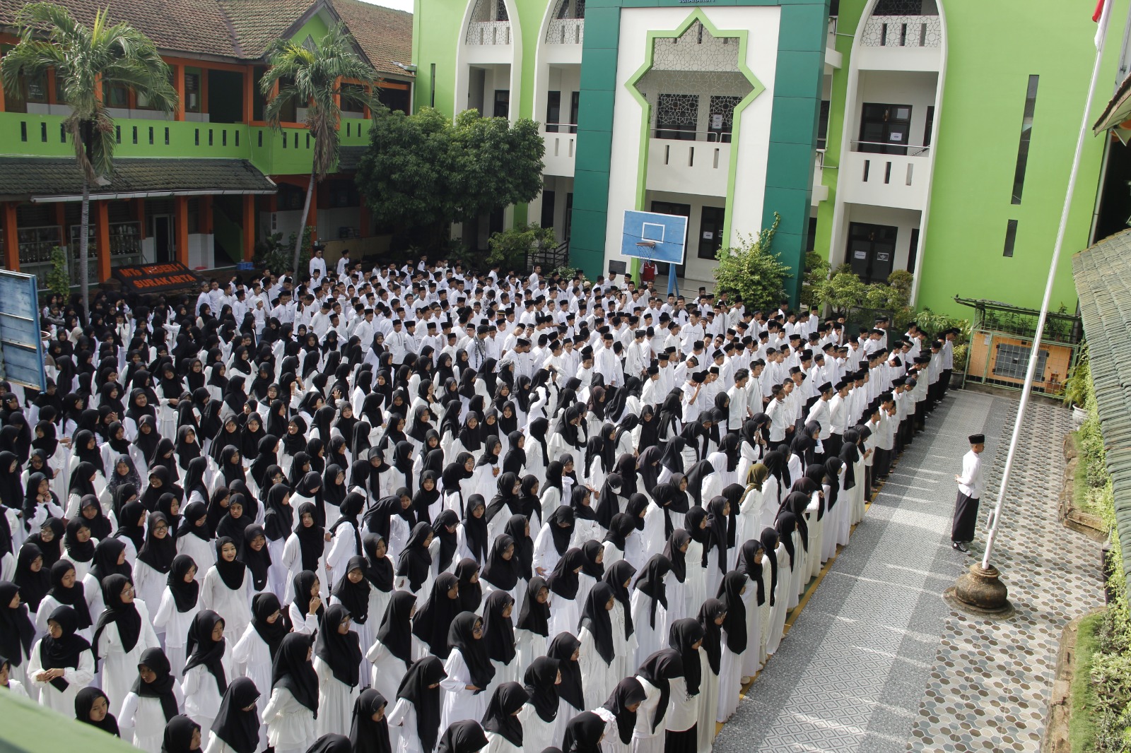 Semarak Hari Santri dan Bulan Bahasa MTsN Surakarta 1: Panggung Bakat dan Tonggak Awal Literasi Digital