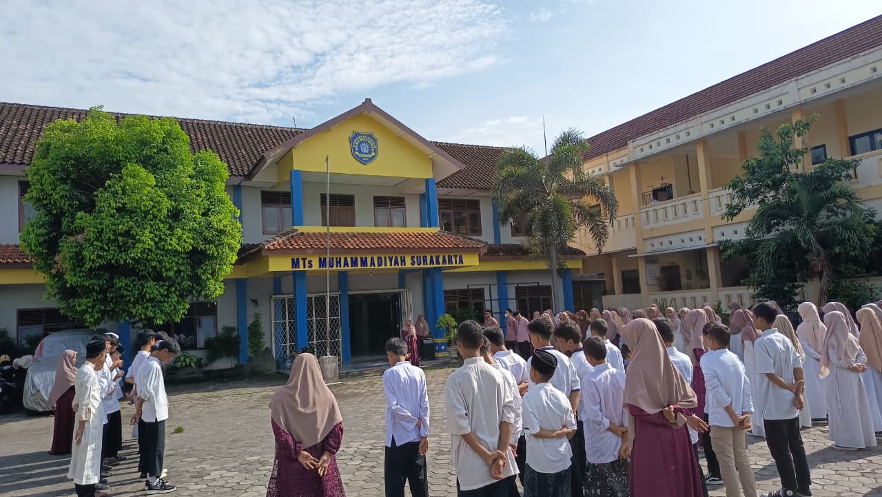 Keceriaan para Siswa sebagai bagian dari Santri Nasional di MTs Muhammadiyah Surakarta