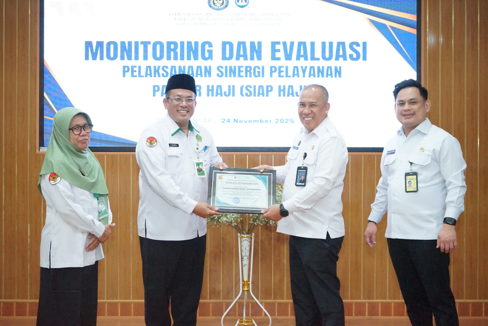 Kemenag Kota Surakarta Terima Penghargaan pada Monev Sinergi Pelayanan Paspor Haji di Kantor Imigrasi Surakarta