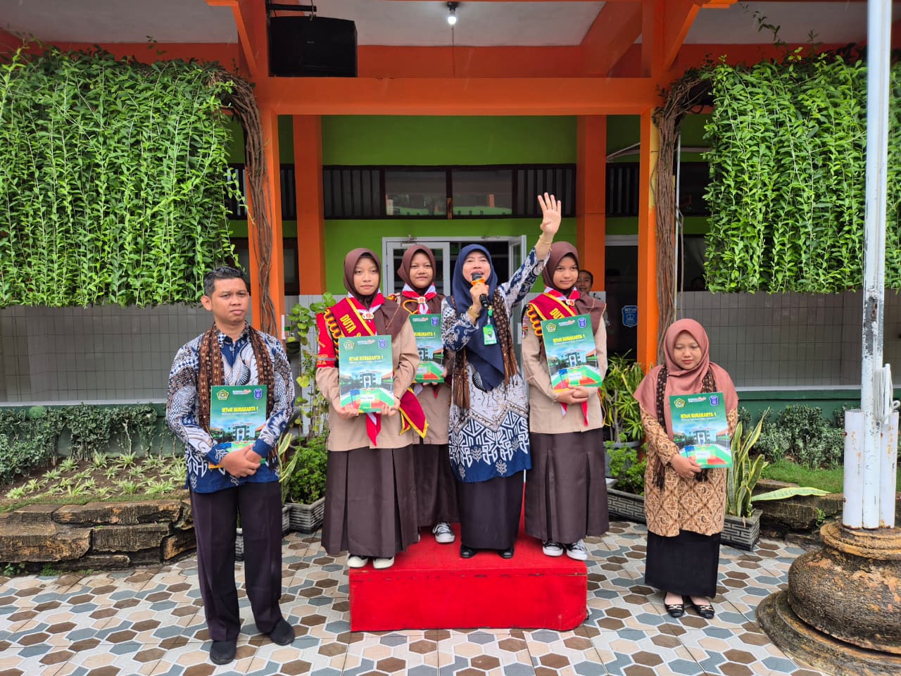 MTsN Surakarta 1 Kembali Raih Emas di Ajang OMI Riset 2025!