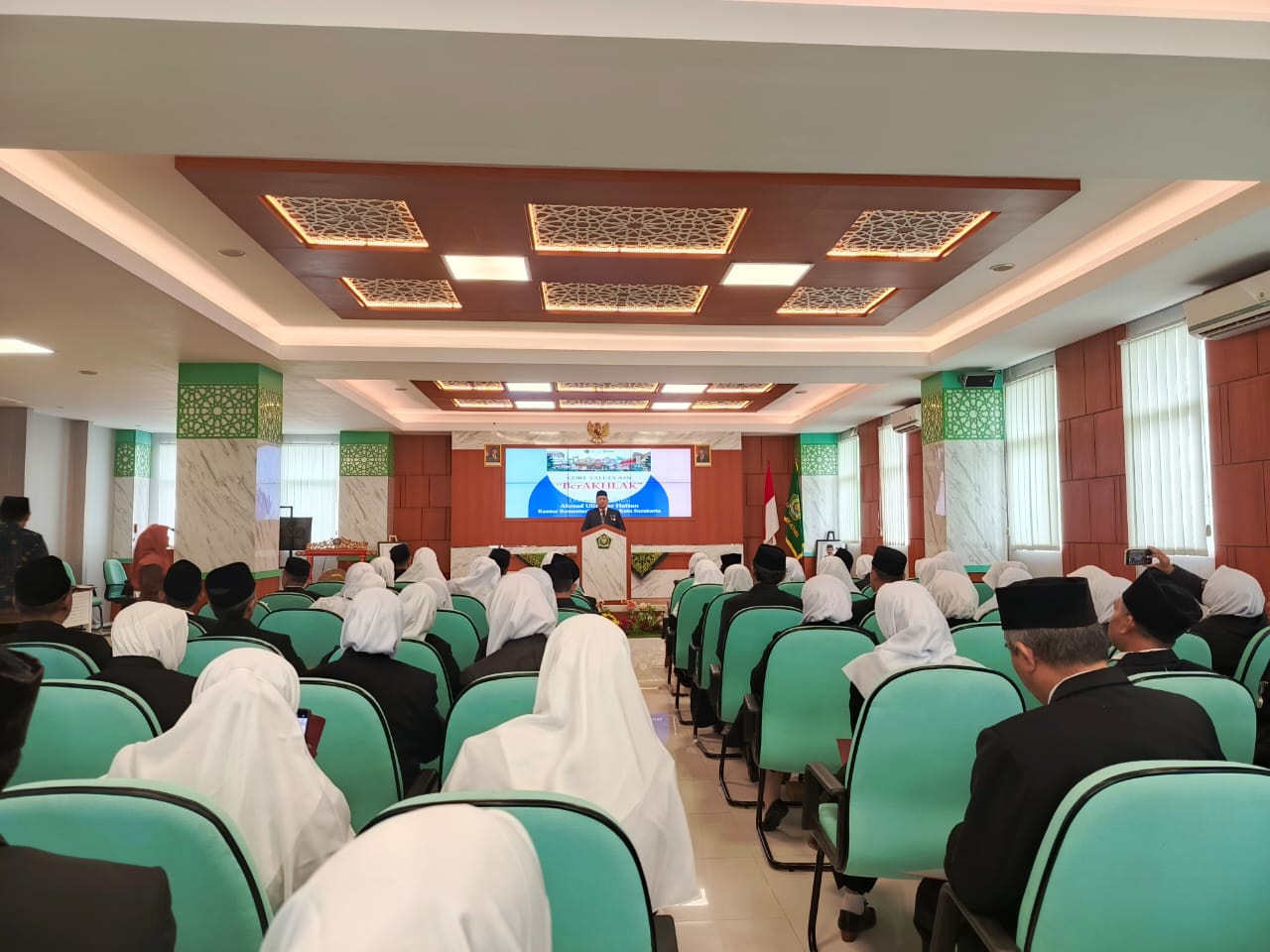 Penguatan Core Values BerAKHLAK Warnai Penyerahan Satyalancana Karya Satya di Kemenag Surakarta