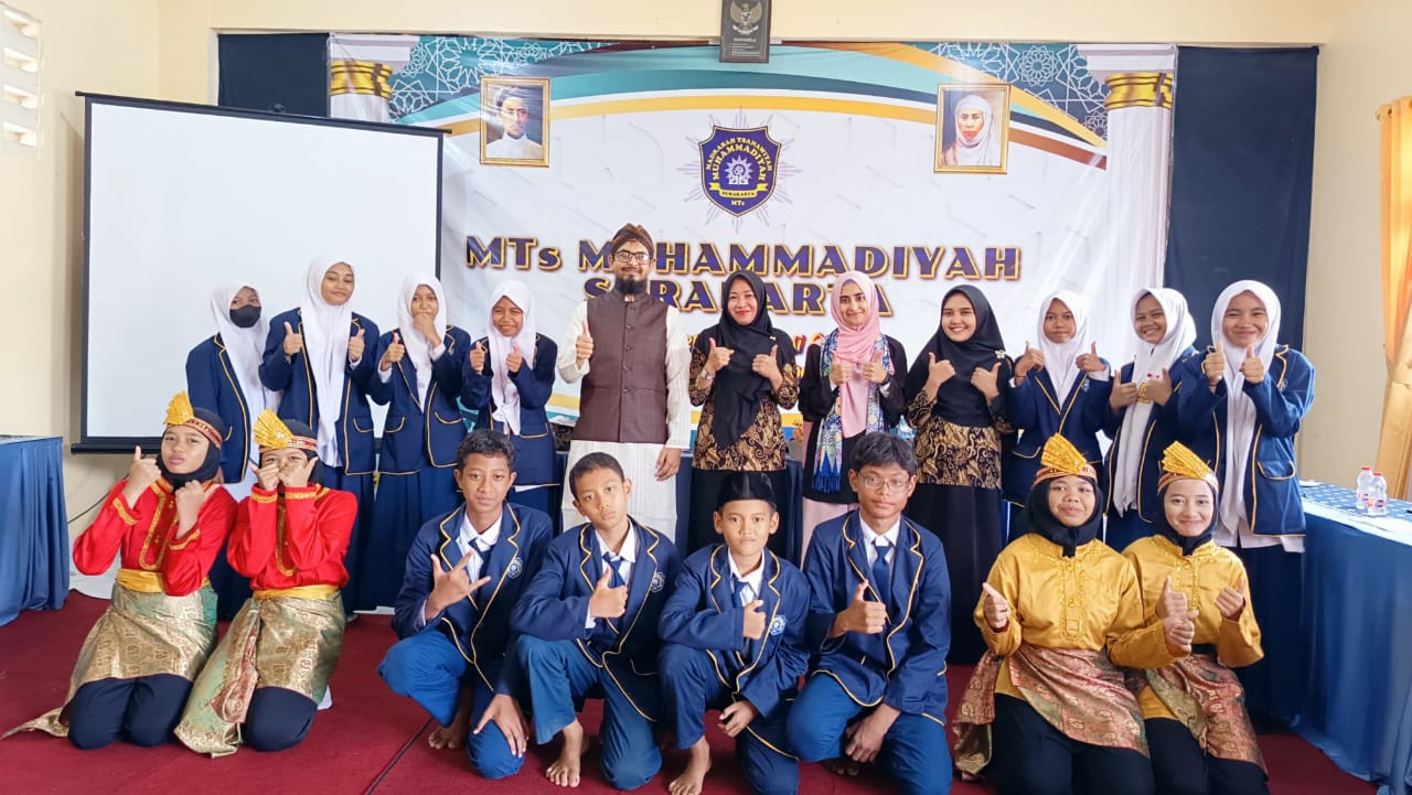 LEARNING LANGUAGE AND CULTURE, SARANA BELAJAR BAHASA ASING OLEH SISWA MTS MUHAMMADIYAH SURAKARTA
